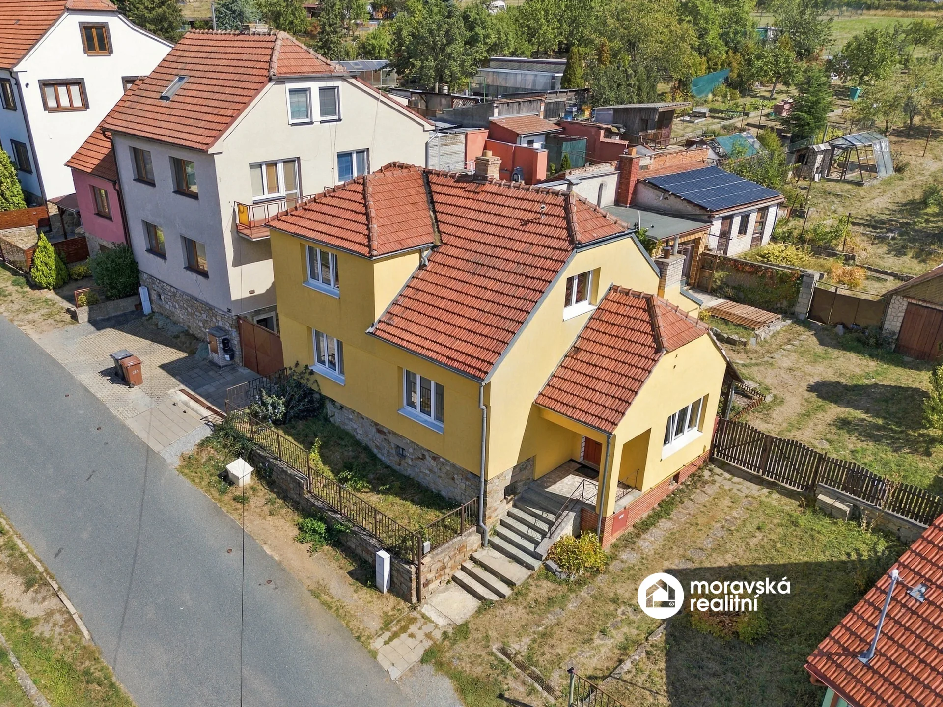 Prodej prostorného rodinného domu s velkorysým pozemkem v Zakřanech