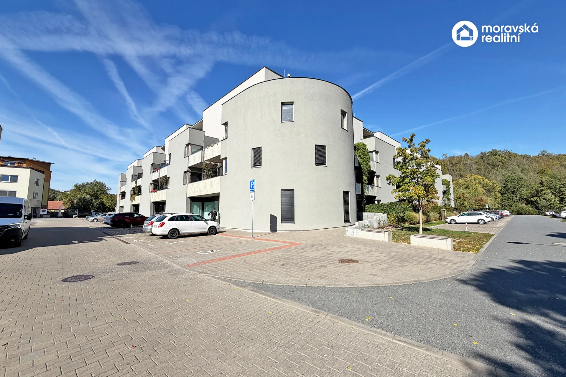 Nadstandardně vybavený byt 2+kk s balkonem, 2x parkovacím stáním a sklepem - Oslavany