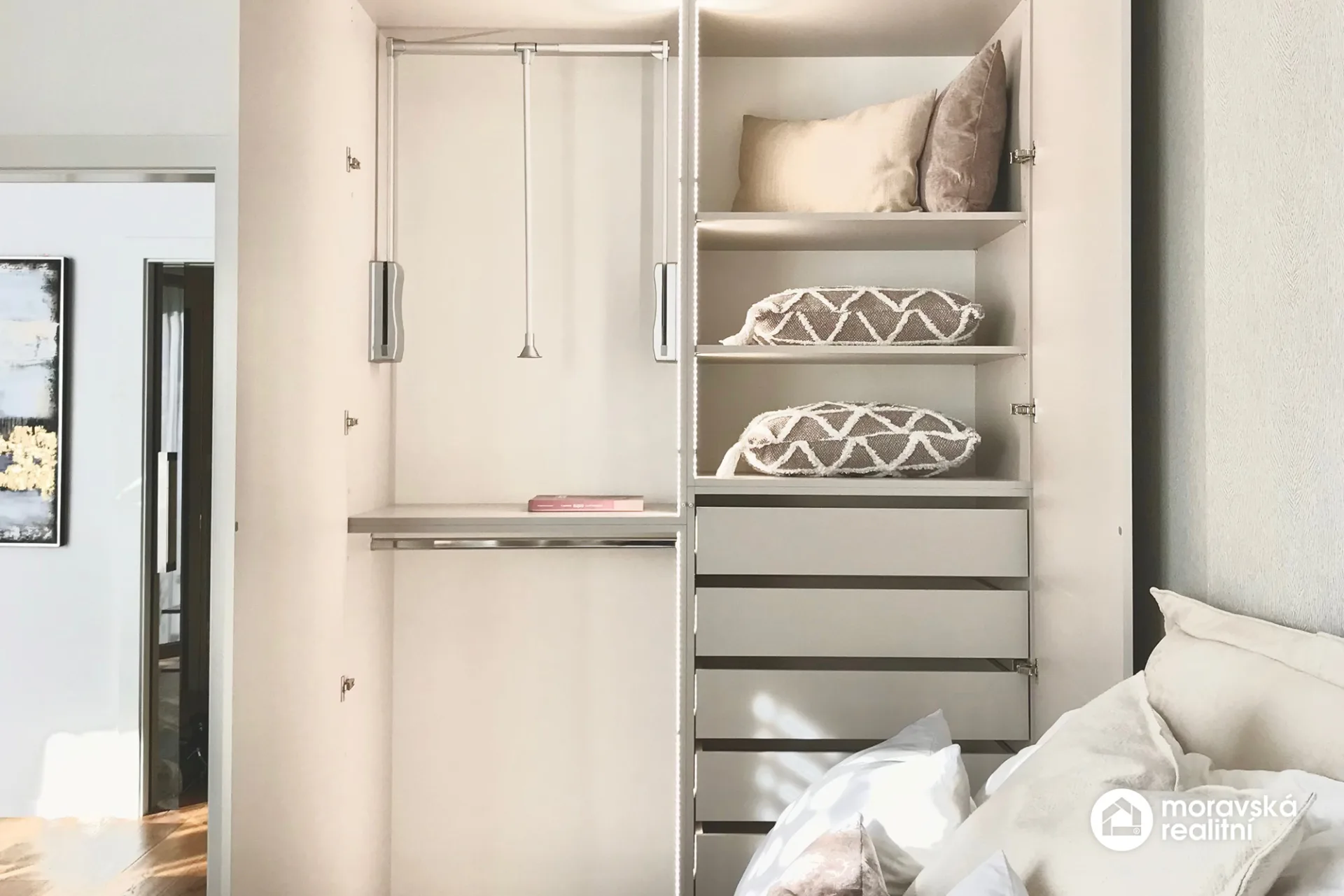 Nadstandardně vybavený byt 2+kk s balkonem, 2x parkovacím stáním a sklepem - Oslavany