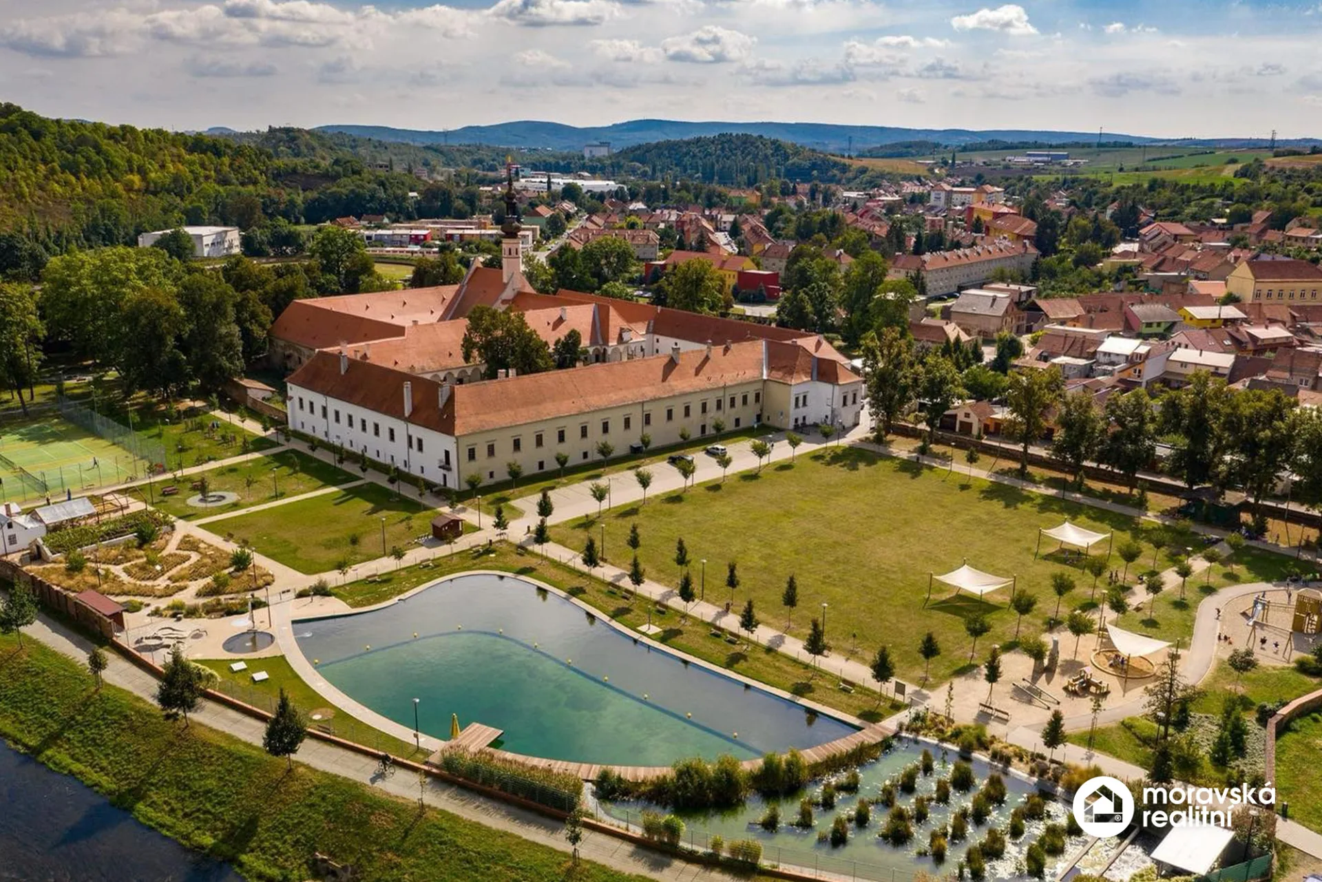 Nadstandardně vybavený byt 2+kk s balkonem, 2x parkovacím stáním a sklepem - Oslavany