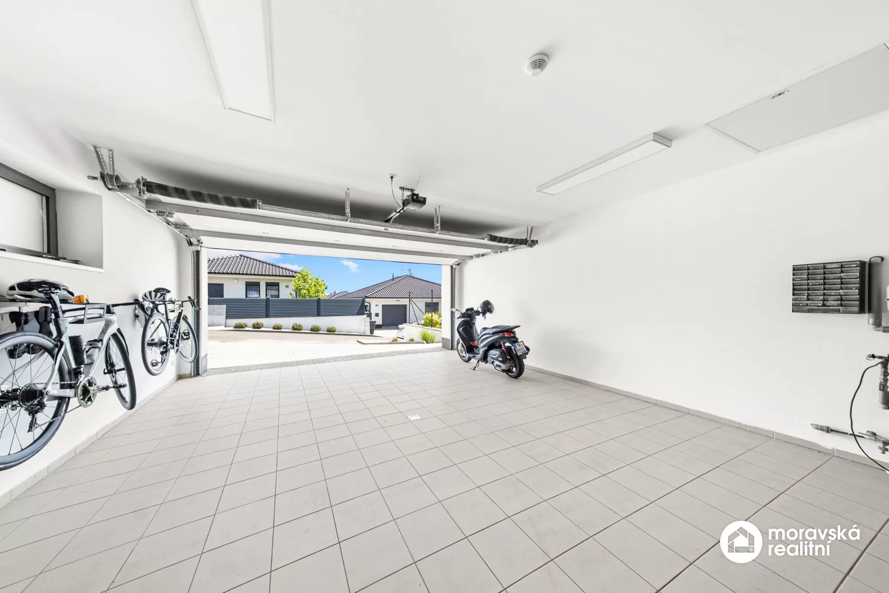 Moderní nízkoenergetický bungalov 5+kk s fotovoltaikou, bazénem a chytrou domácností