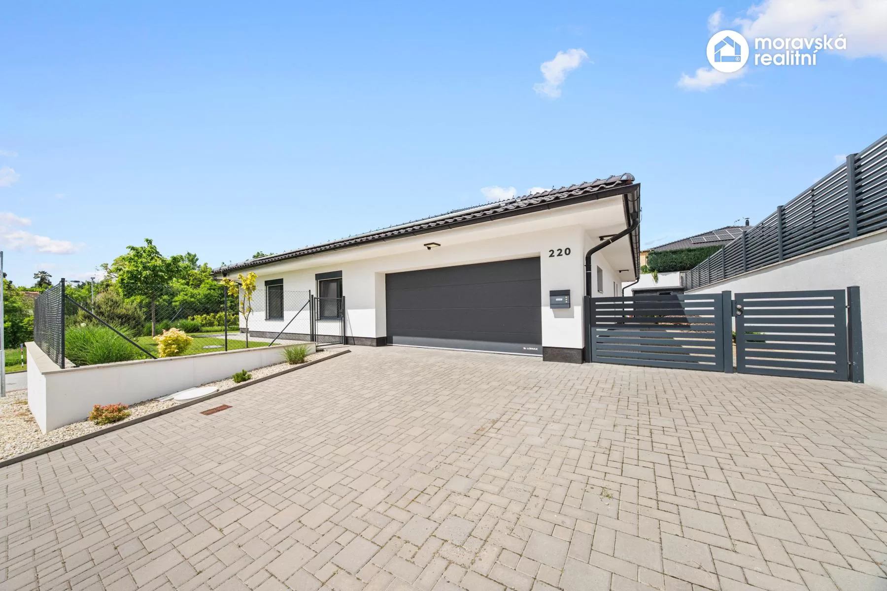 Moderní nízkoenergetický bungalov 5+kk s fotovoltaikou, bazénem a chytrou domácností