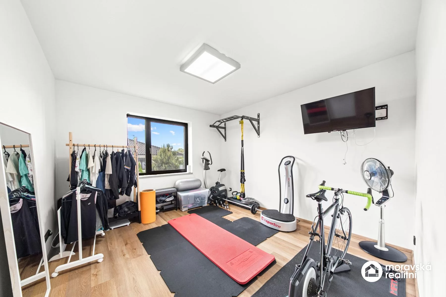 Moderní nízkoenergetický bungalov 5+kk s fotovoltaikou, bazénem a chytrou domácností
