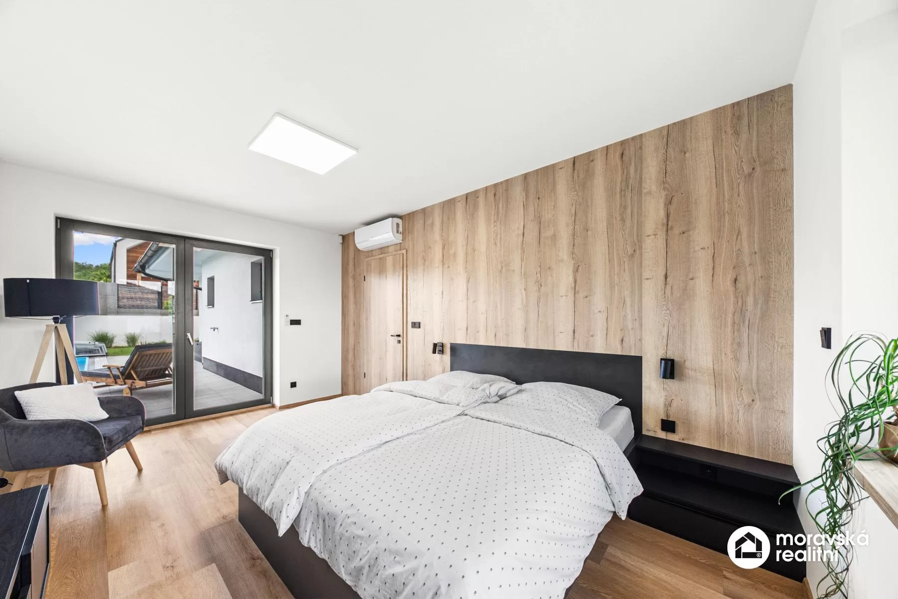 Moderní nízkoenergetický bungalov 5+kk s fotovoltaikou, bazénem a chytrou domácností