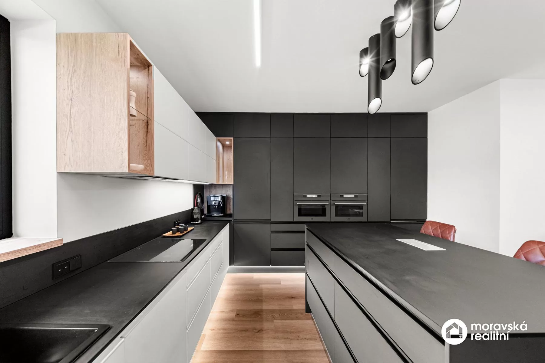 Moderní nízkoenergetický bungalov 5+kk s fotovoltaikou, bazénem a chytrou domácností