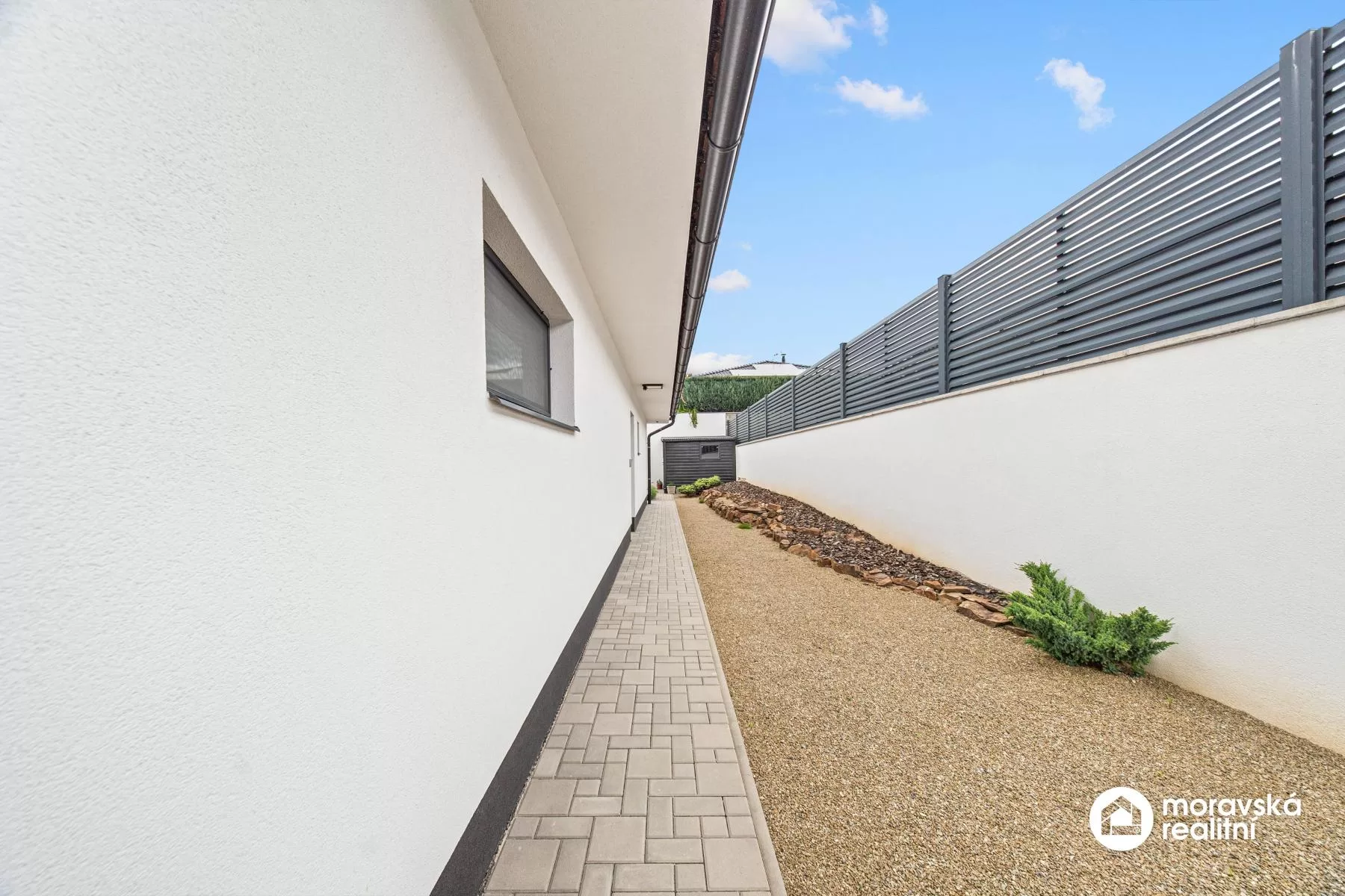 Moderní nízkoenergetický bungalov 5+kk s fotovoltaikou, bazénem a chytrou domácností