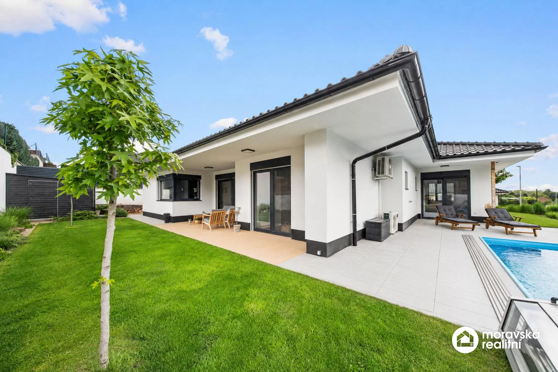 Moderní nízkoenergetický bungalov 5+kk s fotovoltaikou, bazénem a chytrou domácností