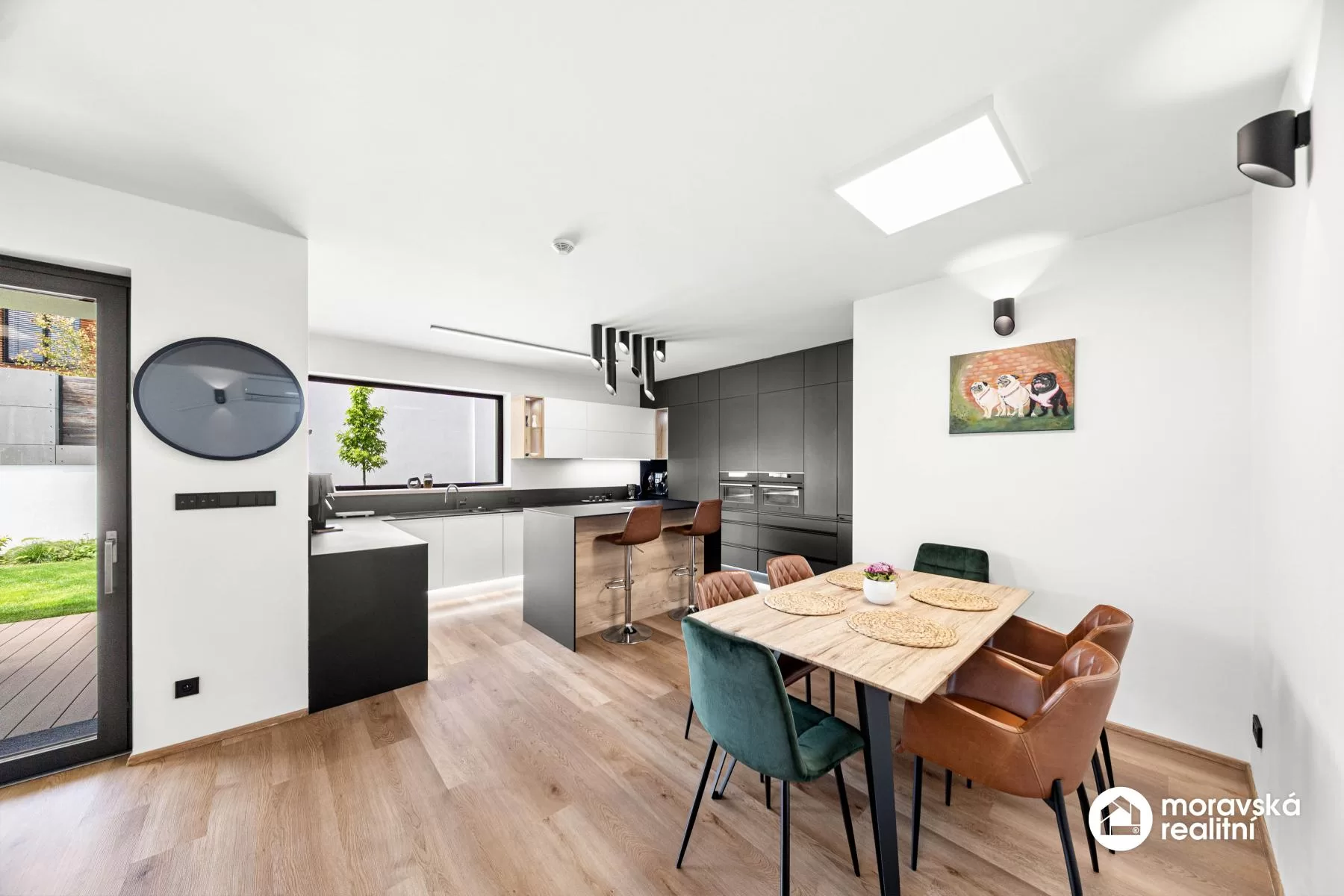 Moderní nízkoenergetický bungalov 5+kk s fotovoltaikou, bazénem a chytrou domácností