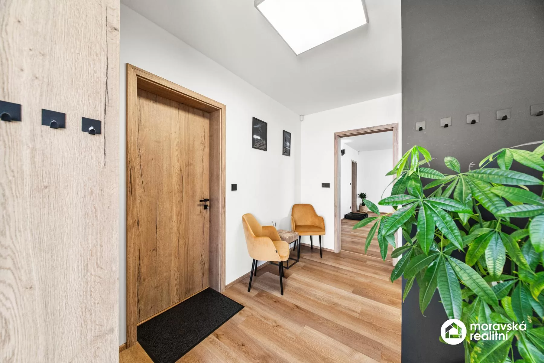 Moderní nízkoenergetický bungalov 5+kk s fotovoltaikou, bazénem a chytrou domácností