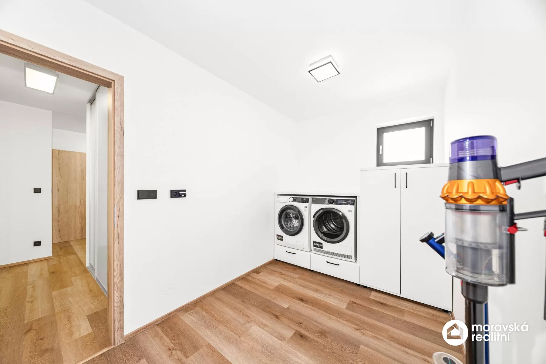 Moderní nízkoenergetický bungalov 5+kk s fotovoltaikou, bazénem a chytrou domácností
