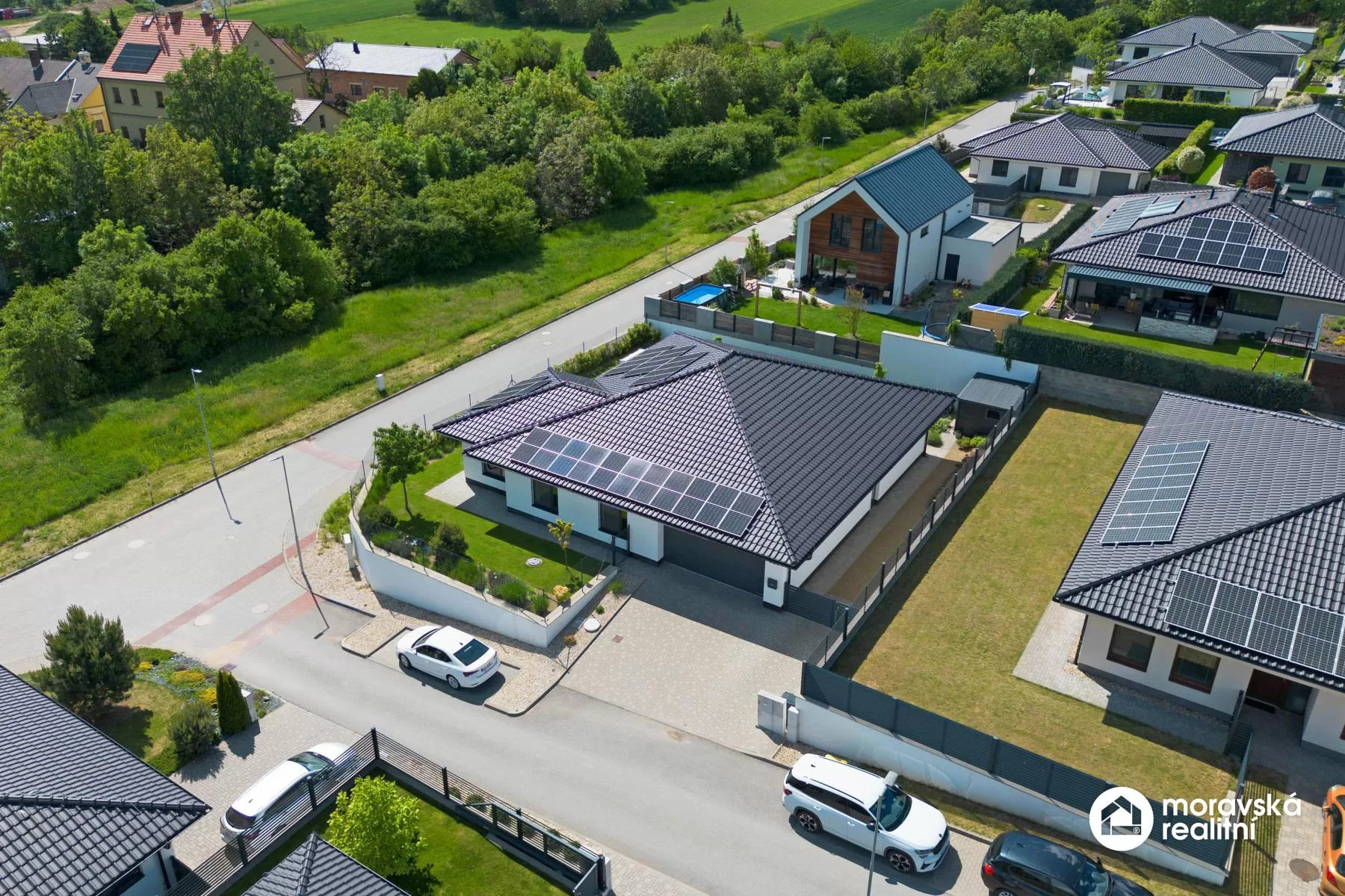 Moderní nízkoenergetický bungalov 5+kk s fotovoltaikou, bazénem a chytrou domácností