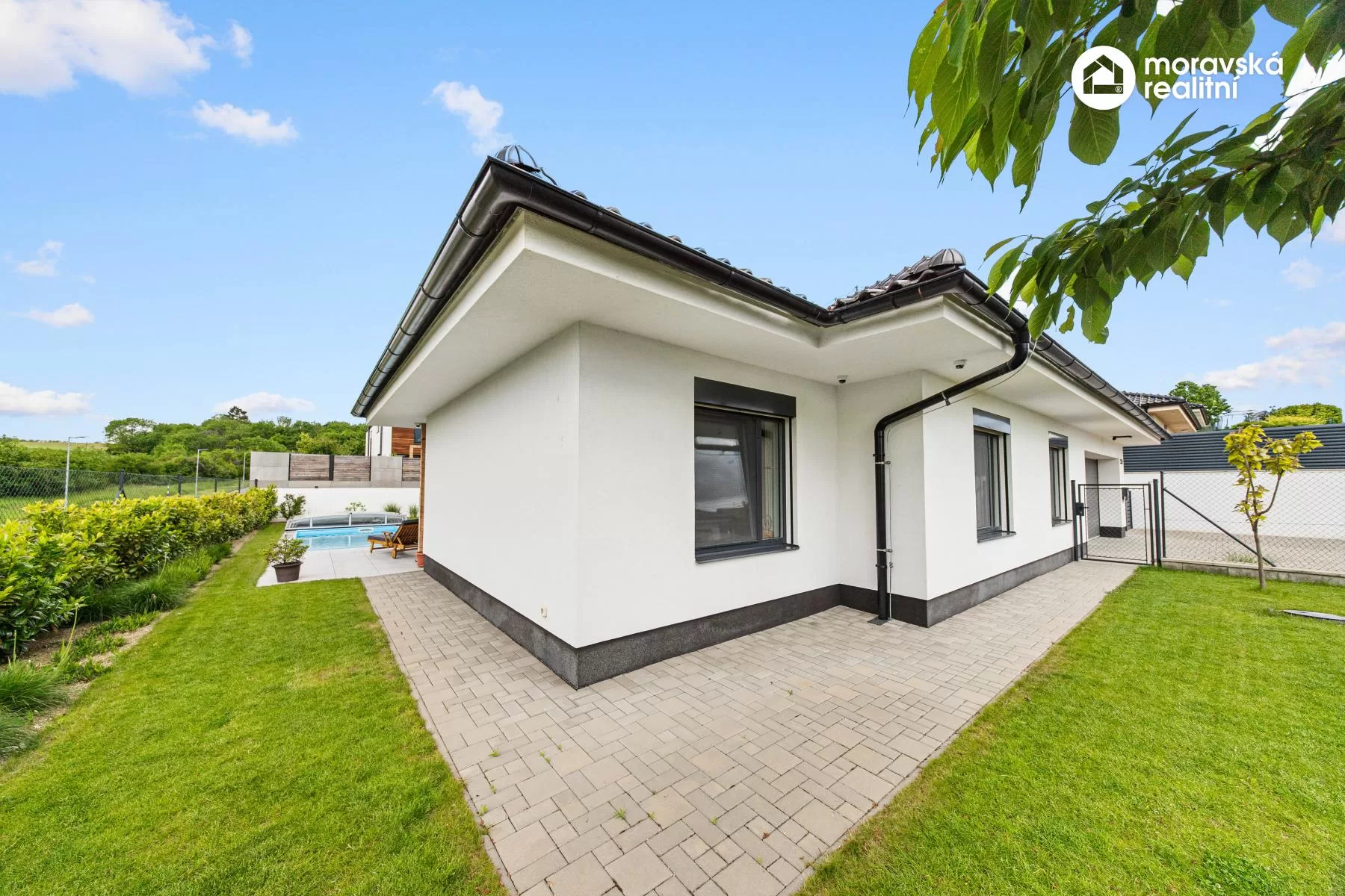 Moderní nízkoenergetický bungalov 5+kk s fotovoltaikou, bazénem a chytrou domácností