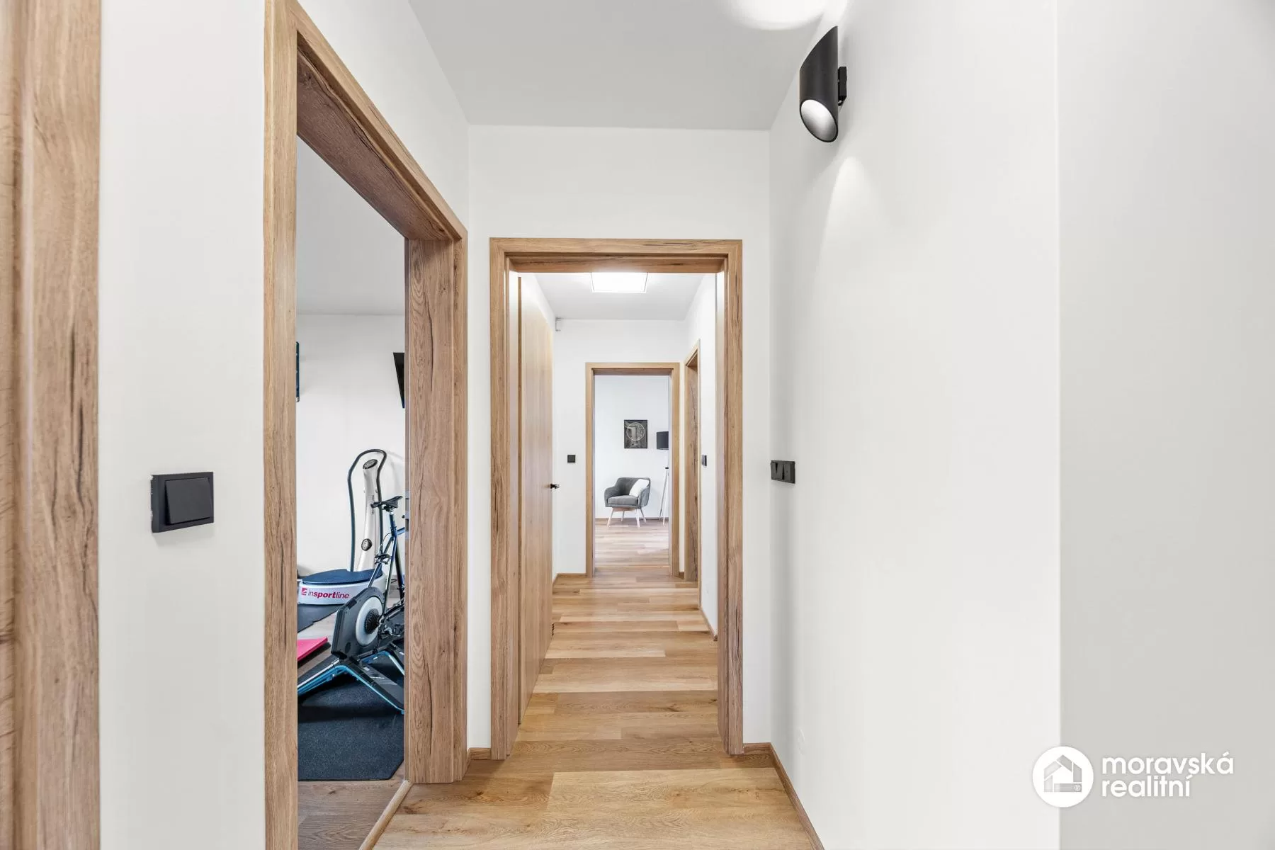 Moderní nízkoenergetický bungalov 5+kk s fotovoltaikou, bazénem a chytrou domácností