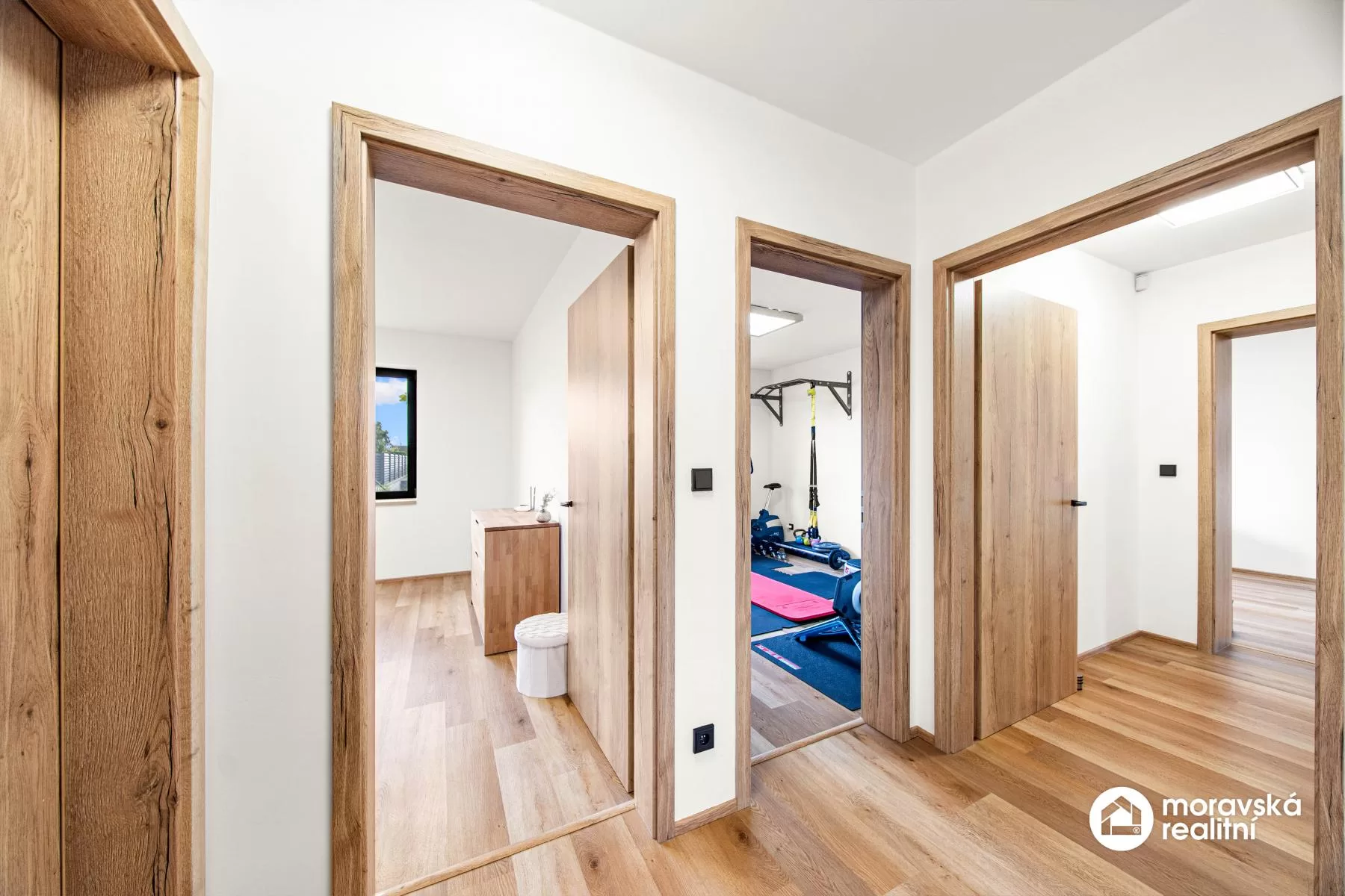 Moderní nízkoenergetický bungalov 5+kk s fotovoltaikou, bazénem a chytrou domácností