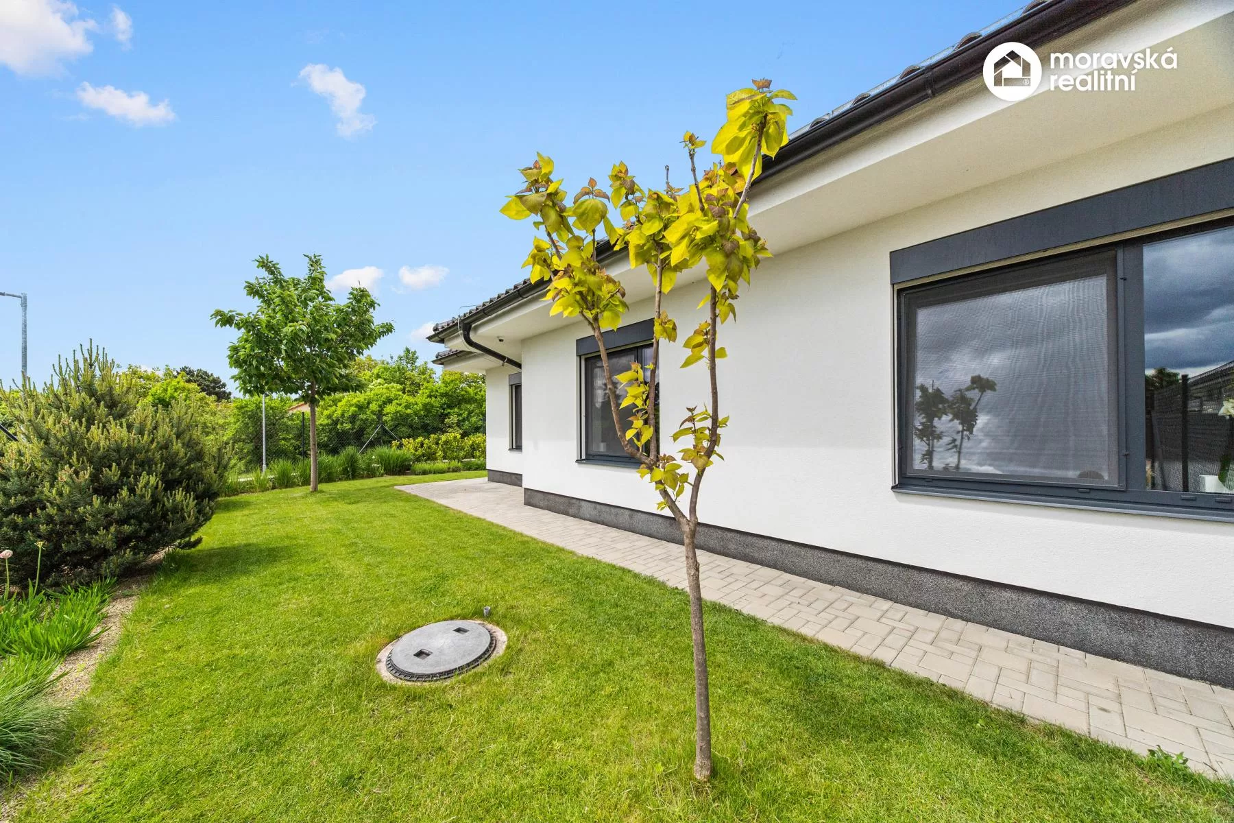 Moderní nízkoenergetický bungalov 5+kk s fotovoltaikou, bazénem a chytrou domácností