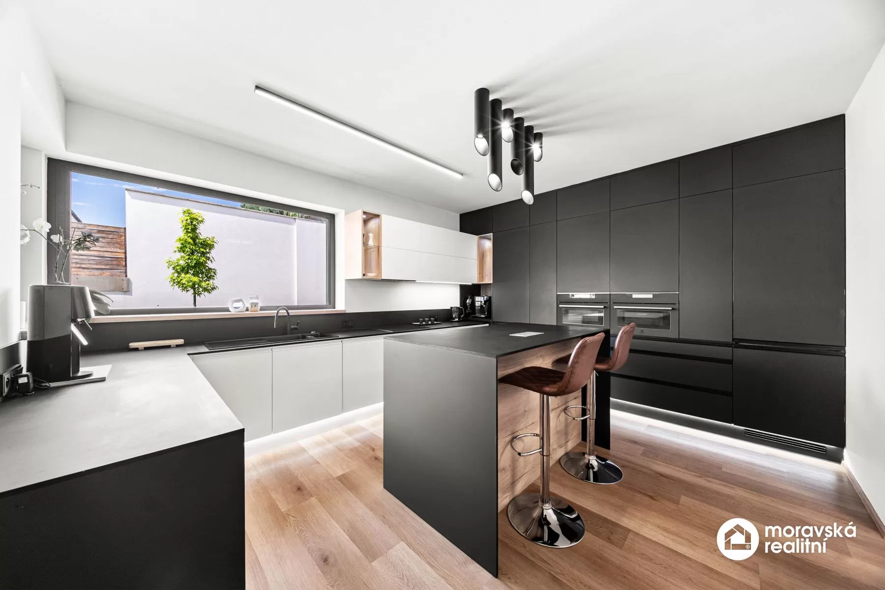 Moderní nízkoenergetický bungalov 5+kk s fotovoltaikou, bazénem a chytrou domácností