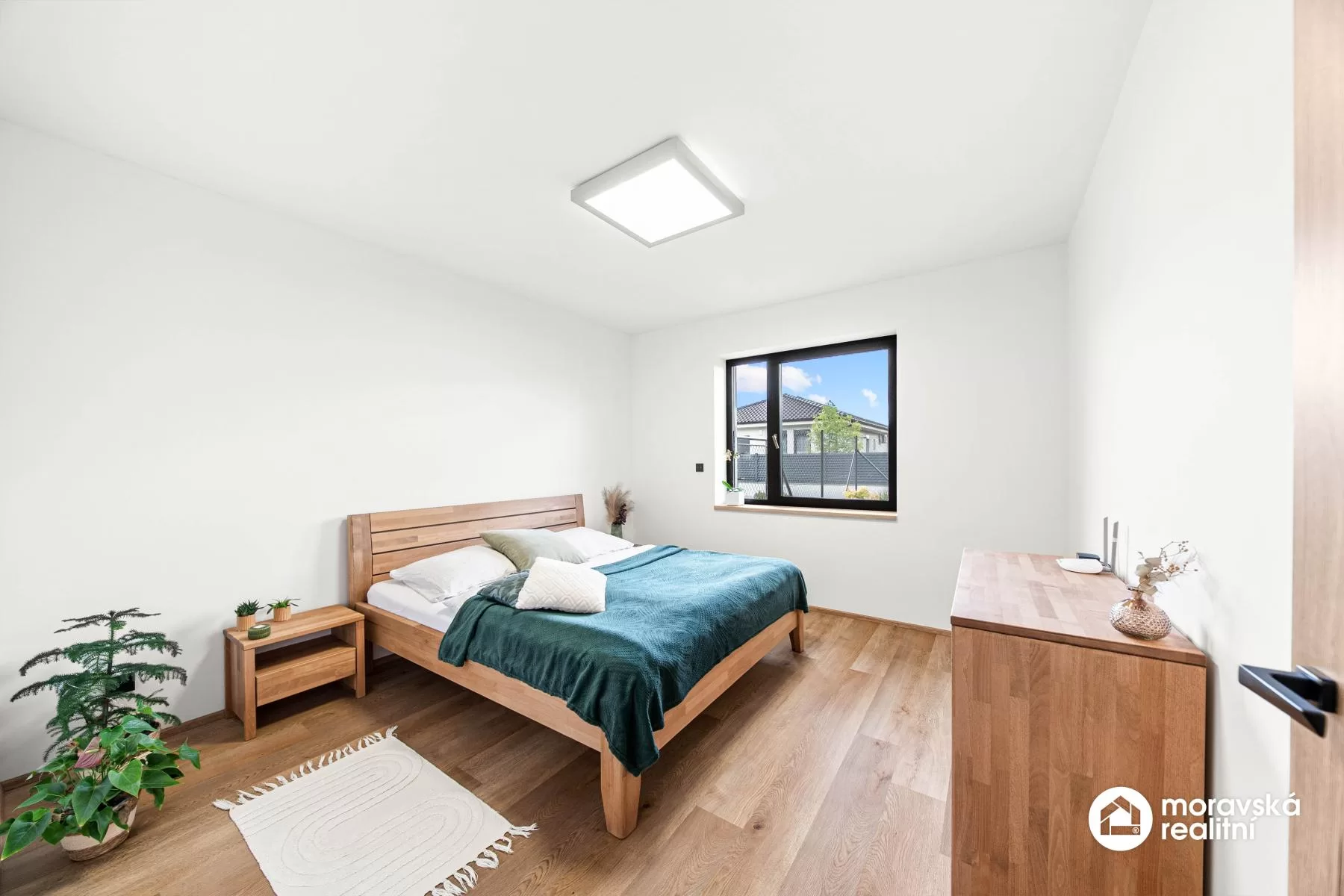 Moderní nízkoenergetický bungalov 5+kk s fotovoltaikou, bazénem a chytrou domácností