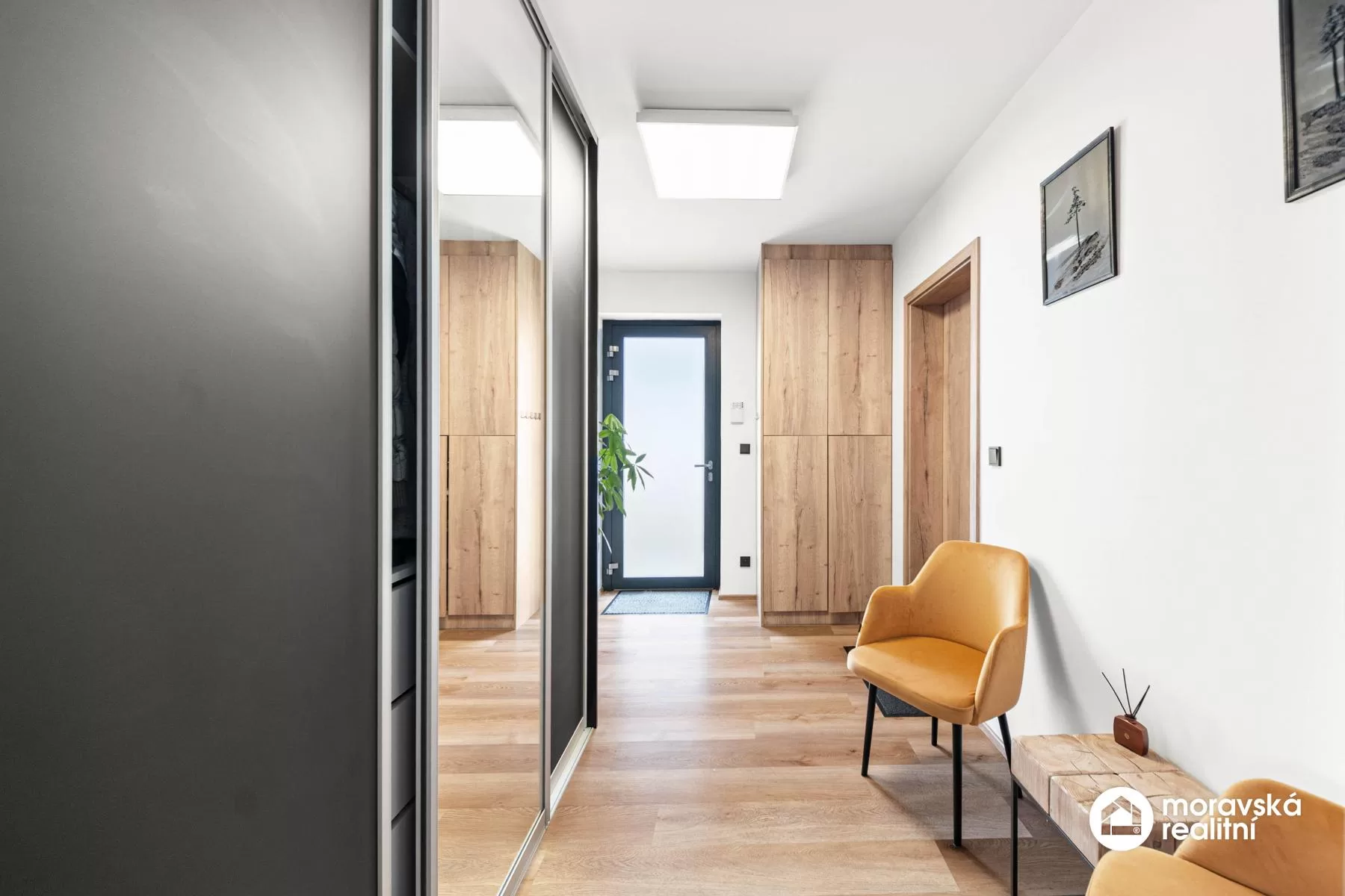 Moderní nízkoenergetický bungalov 5+kk s fotovoltaikou, bazénem a chytrou domácností