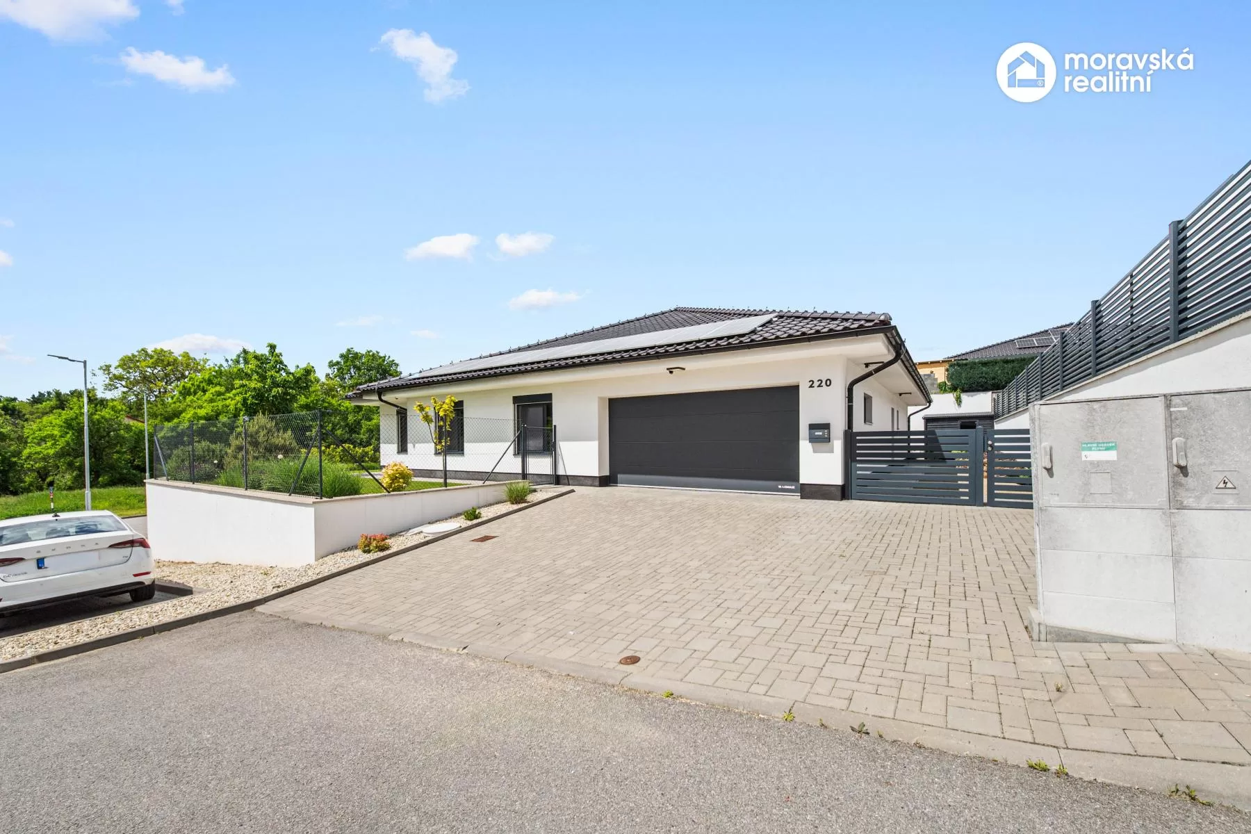 Moderní nízkoenergetický bungalov 5+kk s fotovoltaikou, bazénem a chytrou domácností