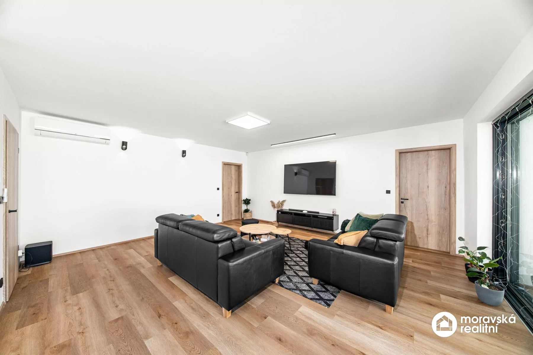Moderní nízkoenergetický bungalov 5+kk s fotovoltaikou, bazénem a chytrou domácností