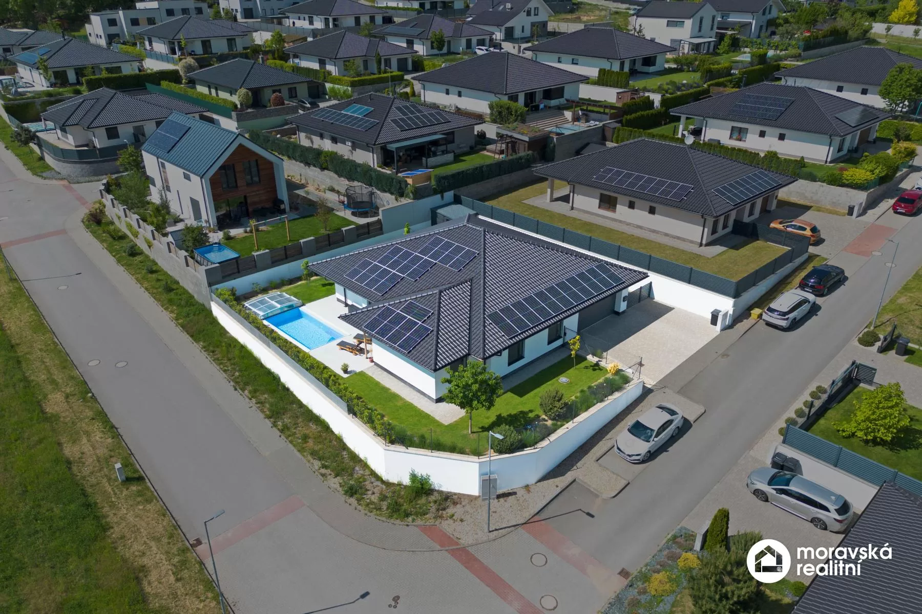 Moderní nízkoenergetický bungalov 5+kk s fotovoltaikou, bazénem a chytrou domácností