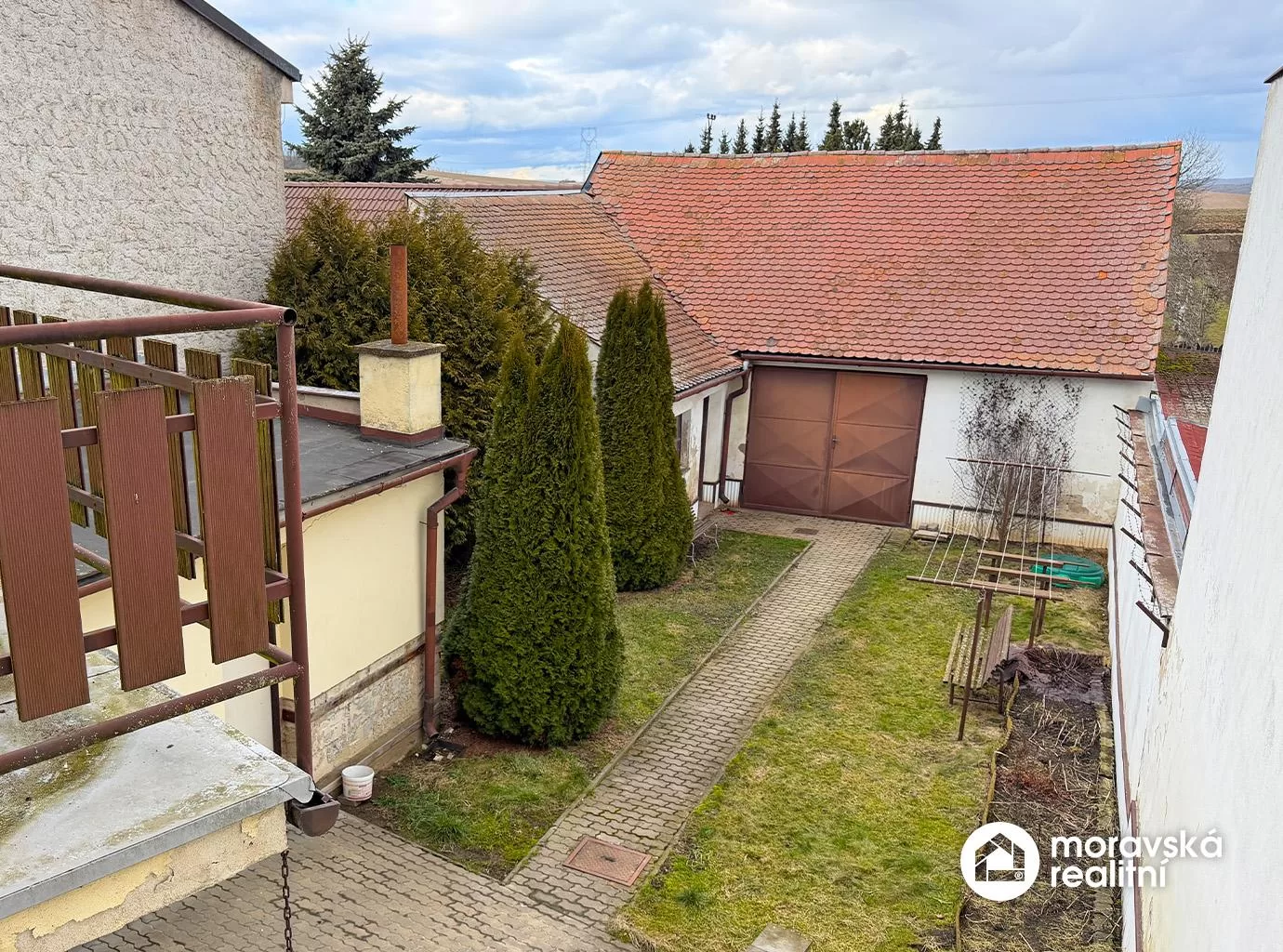 Rodinný dům 5+1 s nekonečným průjezdem a velkým potenciálem v Neslovicích
