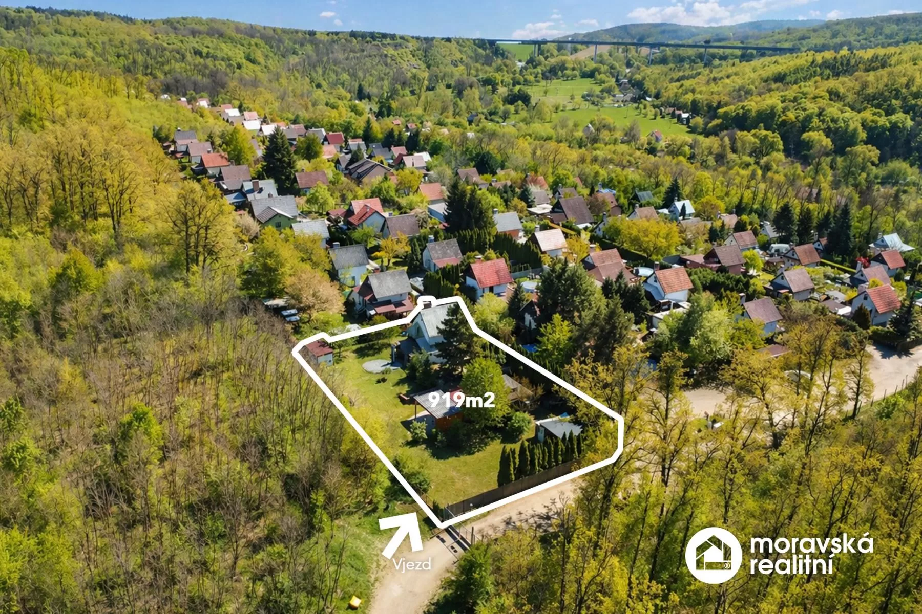 Prodej dvou chat na rozlehlém pozemku v malebném okolí Stříbského mlýna u Ivančic